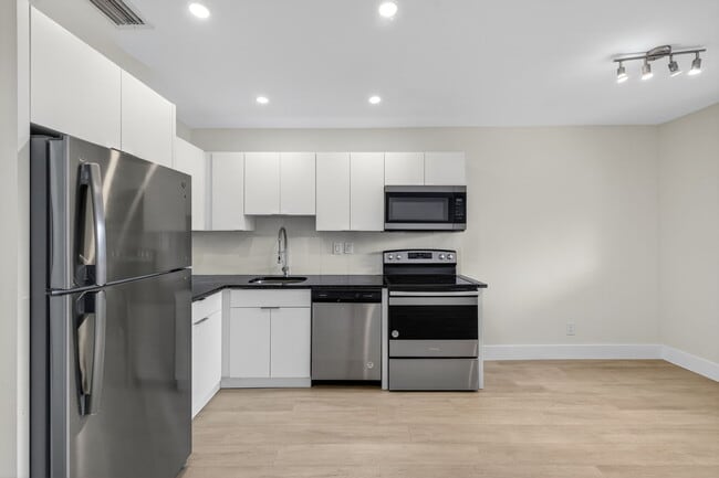 Building Photo - Wilton Manors