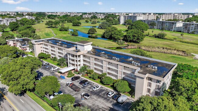 Building Photo - 2651 S Palm Aire Dr