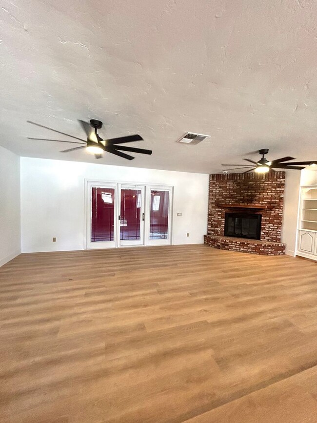 Building Photo - Serene 3 Bedroom 1.5 Bath with Pool and Solar