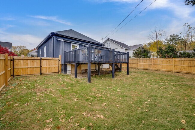 Building Photo - 216 3rd St