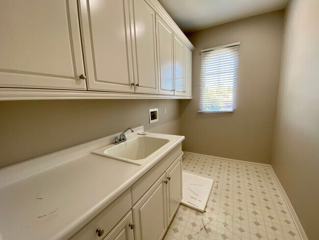 Building Photo - Executive 5 BR Home With Pool RV Parking H...