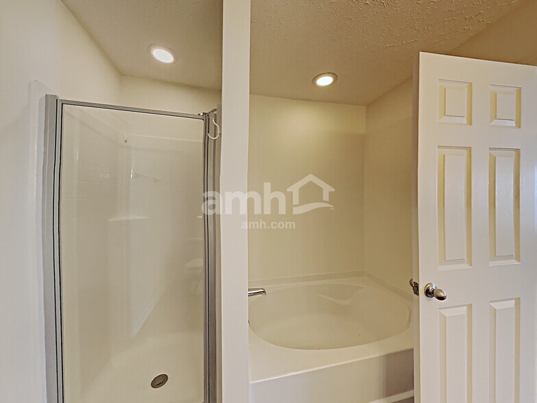 Building Photo - 600 Pemberton Dr