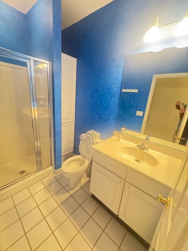 Building Photo - 4bd/2ba House newer neighborhood in betwee...
