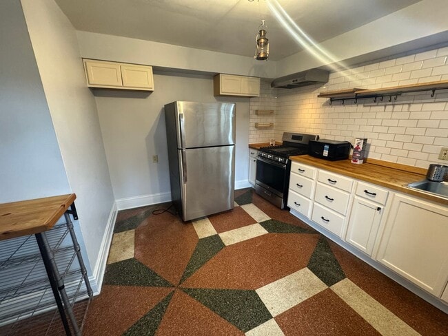 Building Photo - Charming and spacious 5BR Home in East Liberty