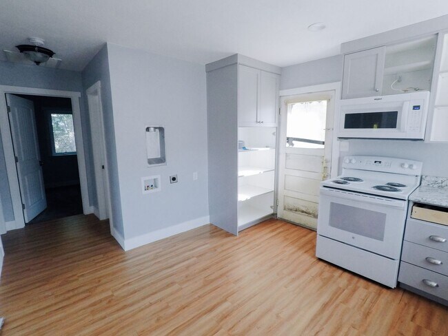 Building Photo - Updated Cozy Cottage