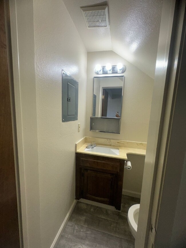 Building Photo - Two Bedroom Townhome Available mid-November