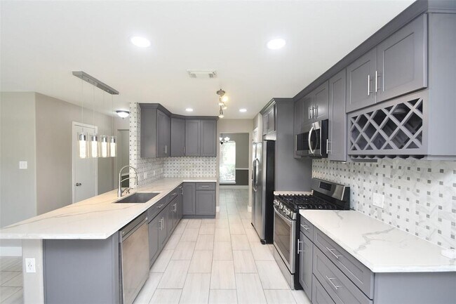 Building Photo - 24406 Lakecrest Village Dr