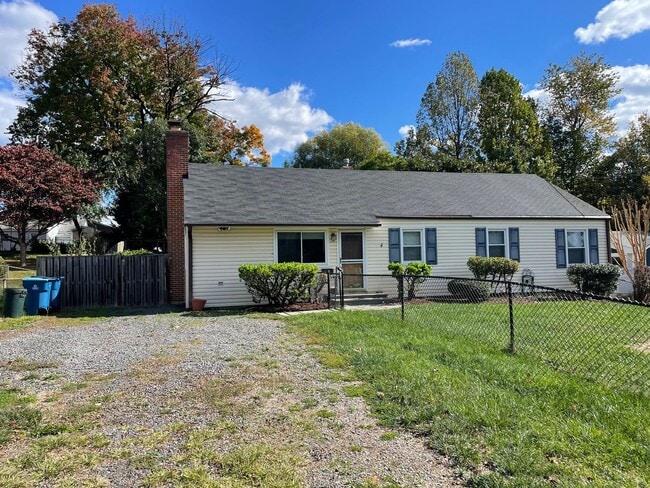 Primary Photo - Cheerful 3 Bedroom 2 Bathroom With Office ...