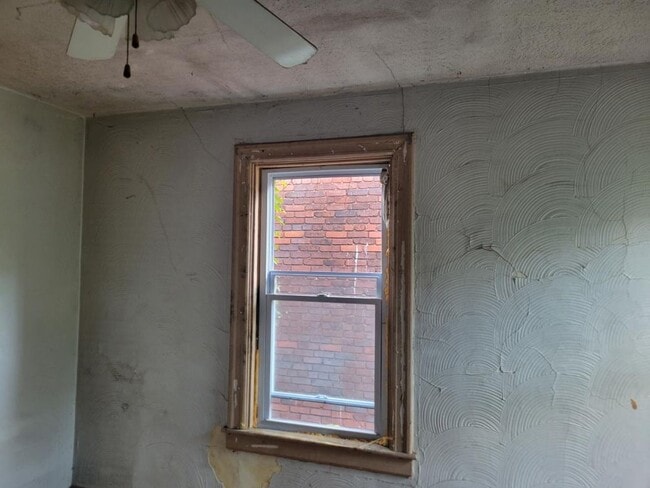 Building Photo - 324 Moore Ave
