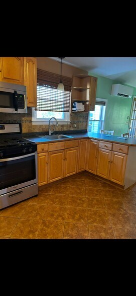 Building Photo - 15 Corwin St