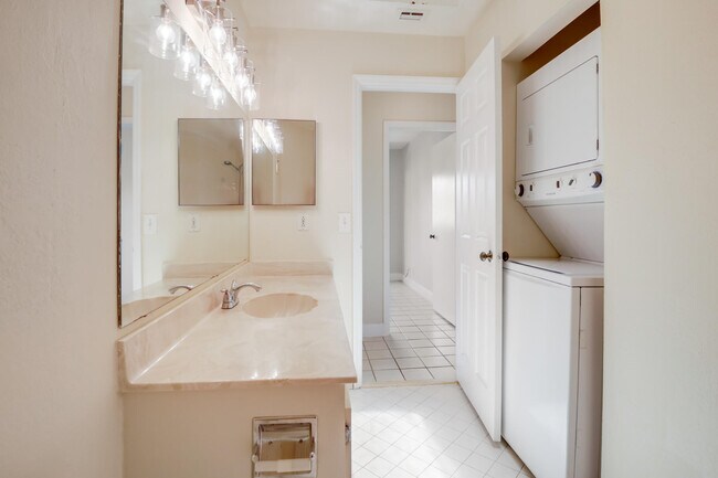 Building Photo - 3340 Lucerne Park Dr