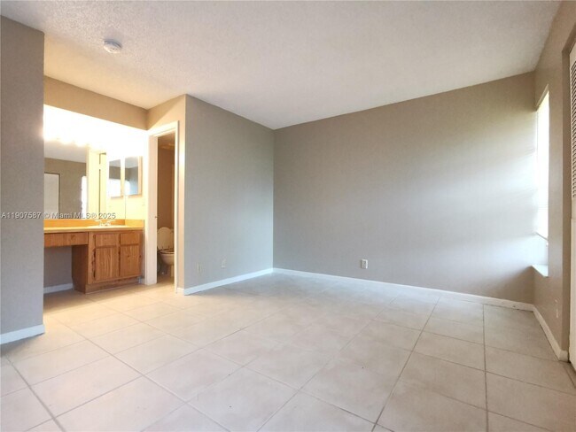 Building Photo - 10179 Twin Lakes Dr