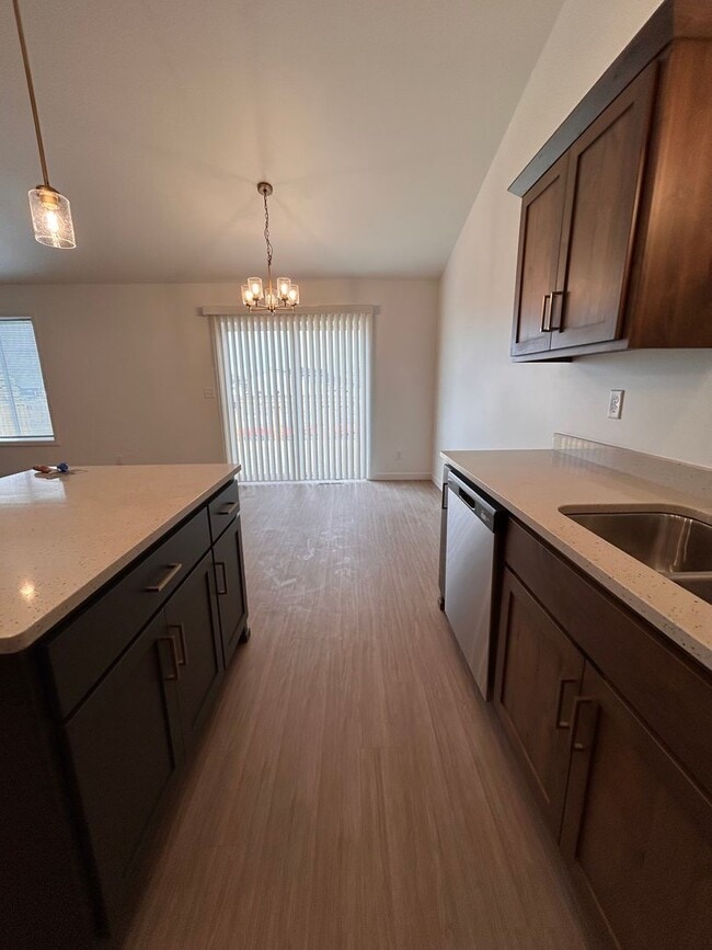 Building Photo - 3 Bed 3 Bath TownHome