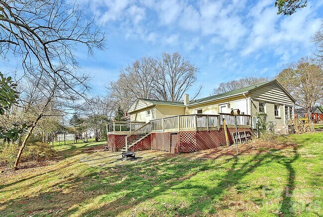 Building Photo - 121 Marshdale Ave SW