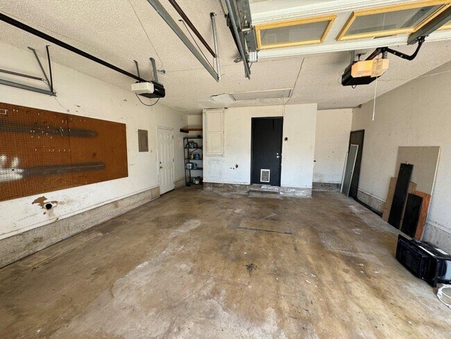 Building Photo - New paint, ready for move in, 3 bed 2 bath, 2 car in south OKC!