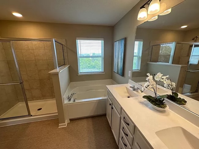 Building Photo - Gorgeous 5 Bedroom, 3.5 Bath Single Family...