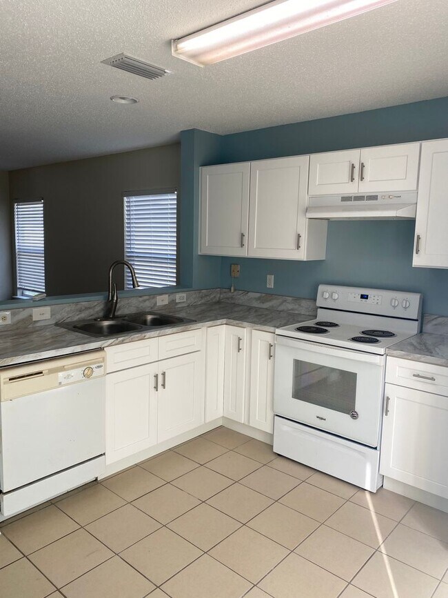 Building Photo - Lovely 2x1 in St. Augustine! Gorgeous Upgrade Kitchen!