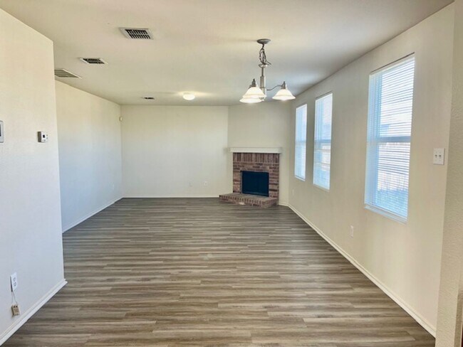 Building Photo - Newer 2 Story Home in Burleson with Commun...