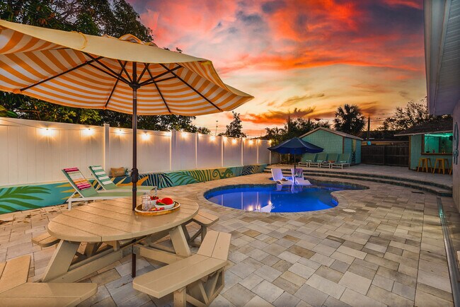 Building Photo - 6660 Date Palm Ave S