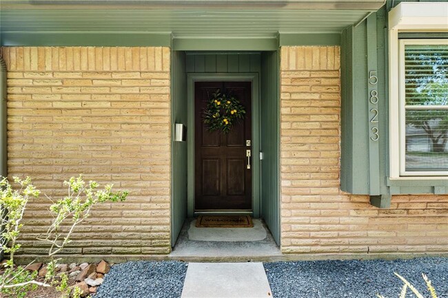 Building Photo - 5823 Duxbury St