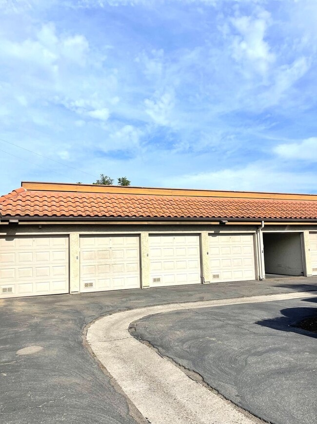 Building Photo - Del Mar Heights 1 br condo