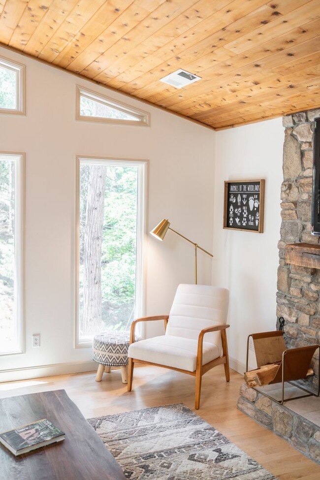 Building Photo - Stunning Lodge Near Beautiful Lake Gregory