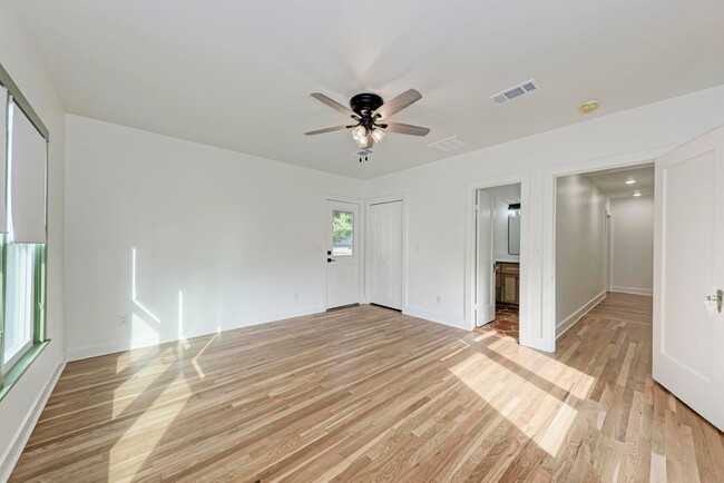 Building Photo - Stunning 3/2.5 with Office in West Lampasas