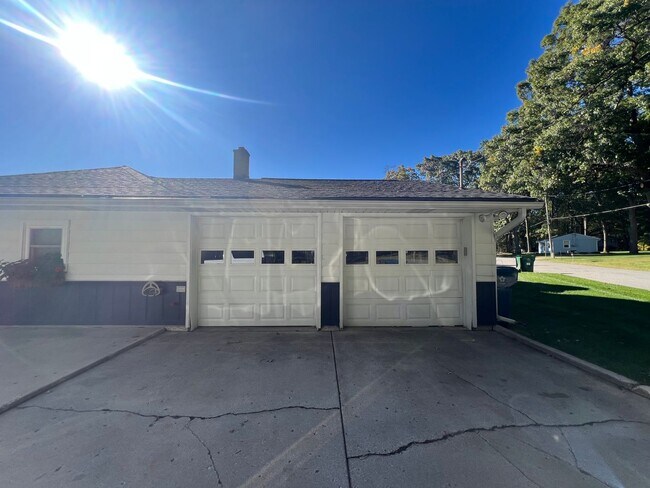 Building Photo - Cozy 4 Bedroom Home on Lakefront (Fully Furnished)