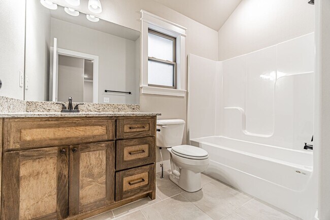 Building Photo - Beautiful home awaits you!