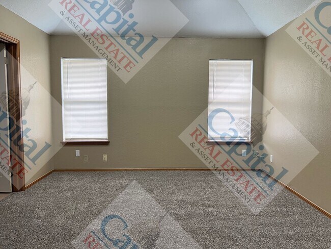 Building Photo - Charming 3 Bedroom