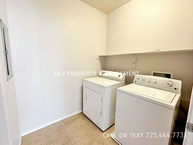 Building Photo - 3 BEDROOM 2 BATH 2 CAR GARAGE CONDO IN GAT...