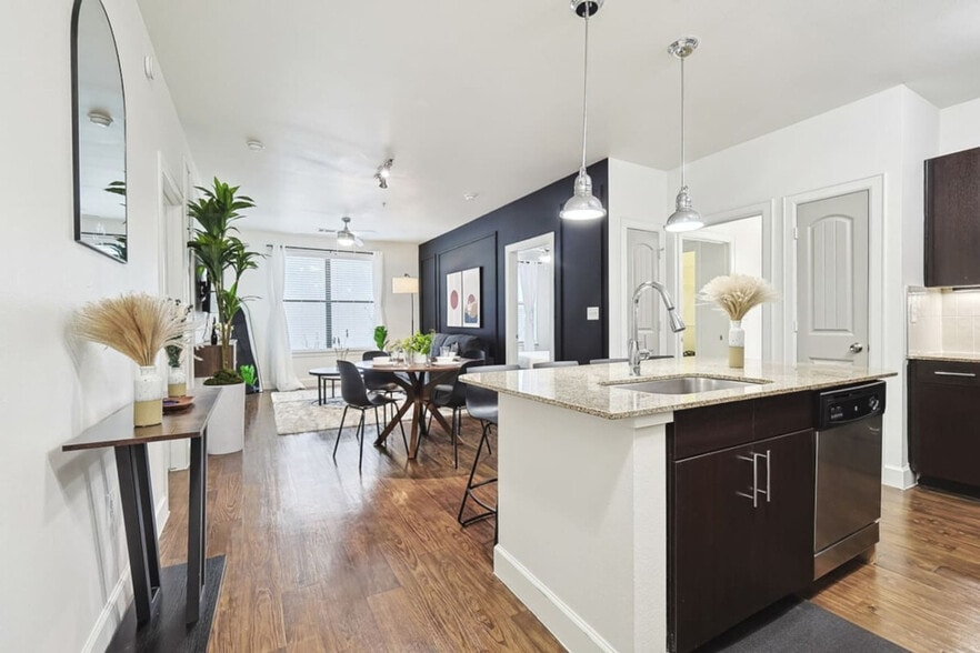 Building Photo - 5752 Town and Country Blvd