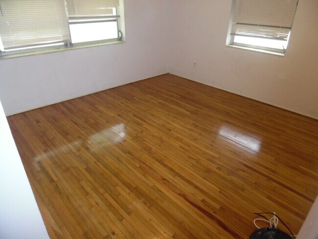 Building Photo - 1900 NE 157th Ter