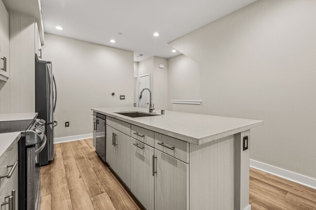 Building Photo - 7631 University Ave