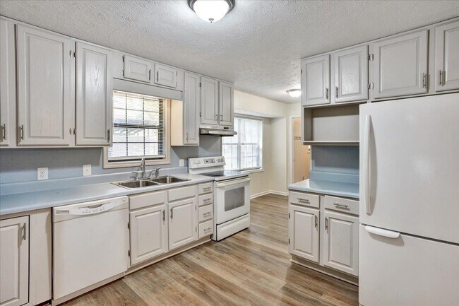 Building Photo - 1812 Wiggins Cir SW