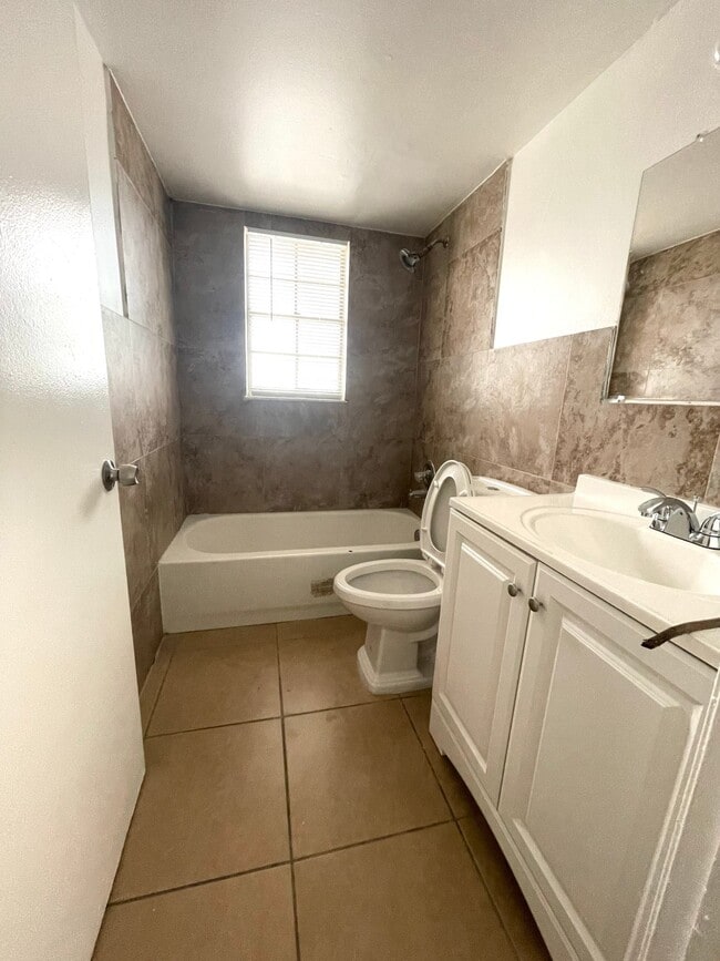 Building Photo - LARGE NEWLY RENOVATED 3 BEDROOM APARTMENTS Application fee is waived during move in