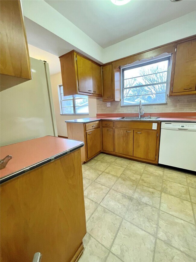 Building Photo - 4120 Shirley Dr