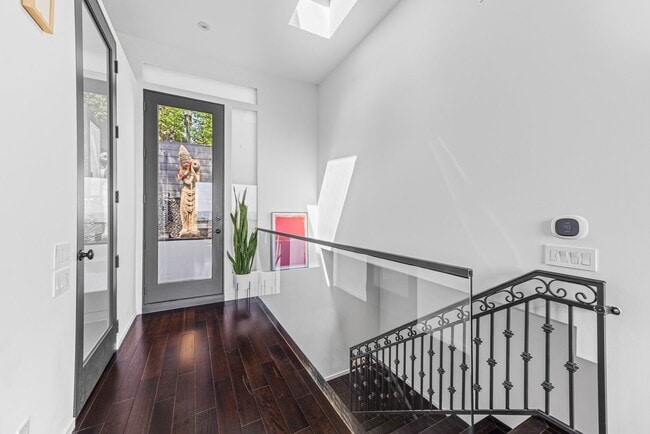 Building Photo - Architectural Contemporary with Panoramic ...