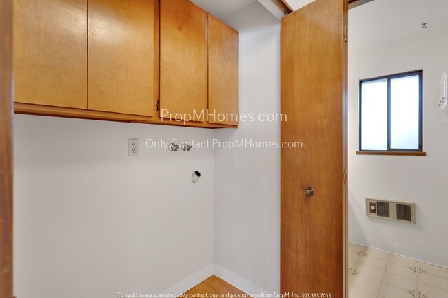 Building Photo - Two Bedroom, Charming Townhouse In the Hea...