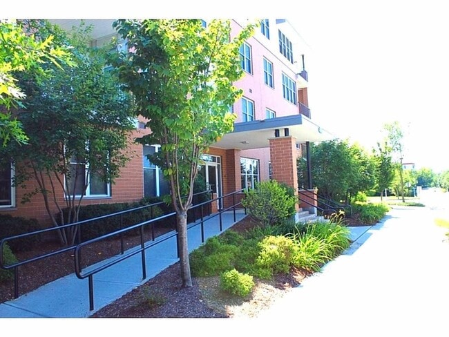 Building Photo - Eastwood Commons 1bd/1ba Condo - Available 6/1