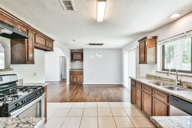 Building Photo - 7106 Pinetex Dr