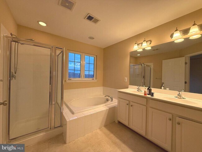 Building Photo - 60 Deerbrook Dr