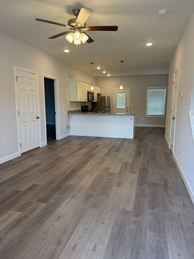 Building Photo - 933/935 Rodeo Court