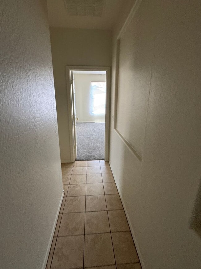 Building Photo - NEW PAINT, NEW CARPET Spacious 3 bedroom p...