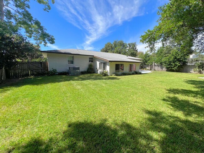 Building Photo - Splendid 3 Bed/2 Bath Home in North Pensacola