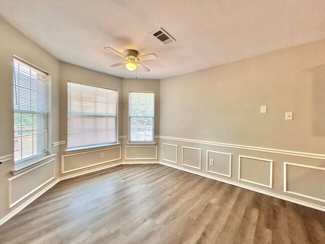 Building Photo - 404 Mesquite Cir