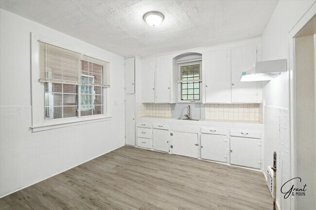 Building Photo - $1200/month bungalow