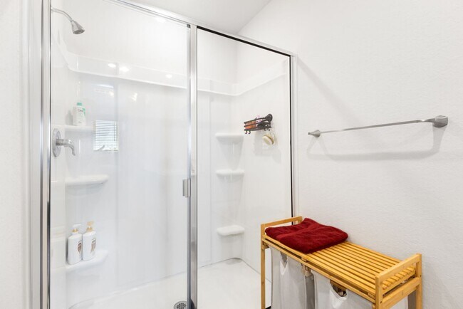 Building Photo - Charming Home Awaits: Spacious & Modern Living in a Prime Location