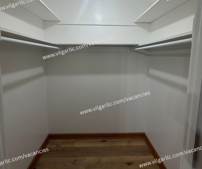 Building Photo - 8841 Schneider Ave