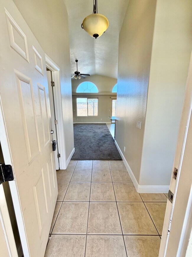 Building Photo - Charming 3 Bed 2 Bath + DEN/OFFICE Area!